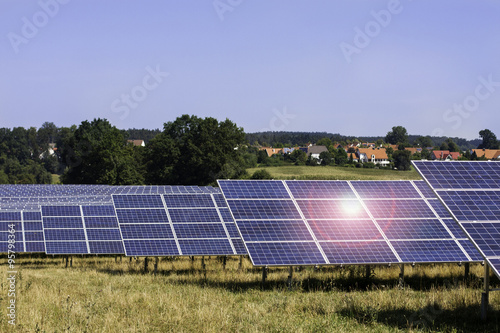 Solarpanele und Sonnenstrahl