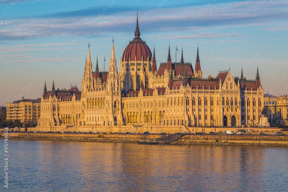 Fototapeta premium Hungarian Parliament building at Sunset