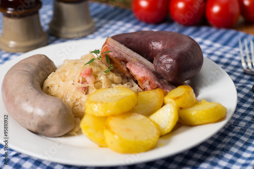 Schlachtteller mit Sauerkraut und Wurst photo