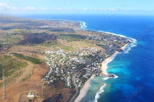 Widok z lotu ptaka na rafę koralową w pobliżu miejscowości Saint Paul na wyspie Reunion.