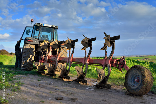 Fotografie tracteur et sa charrue