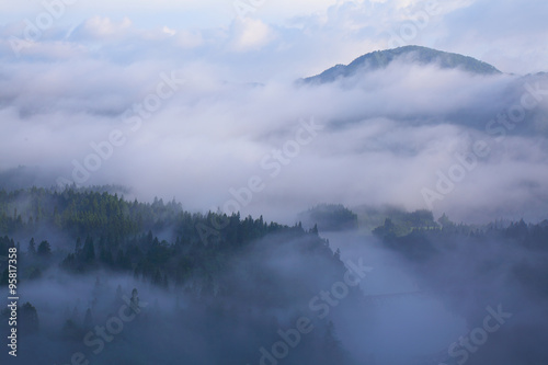 霧がかかった山