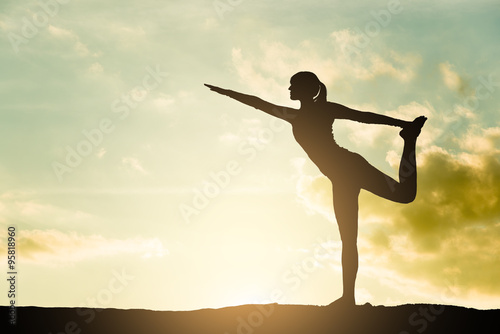 Foto Yoga silhouette outdoor at sunset