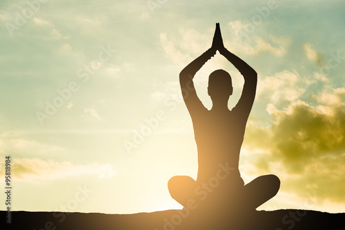 Photo Yoga silhouette outdoor at sunset