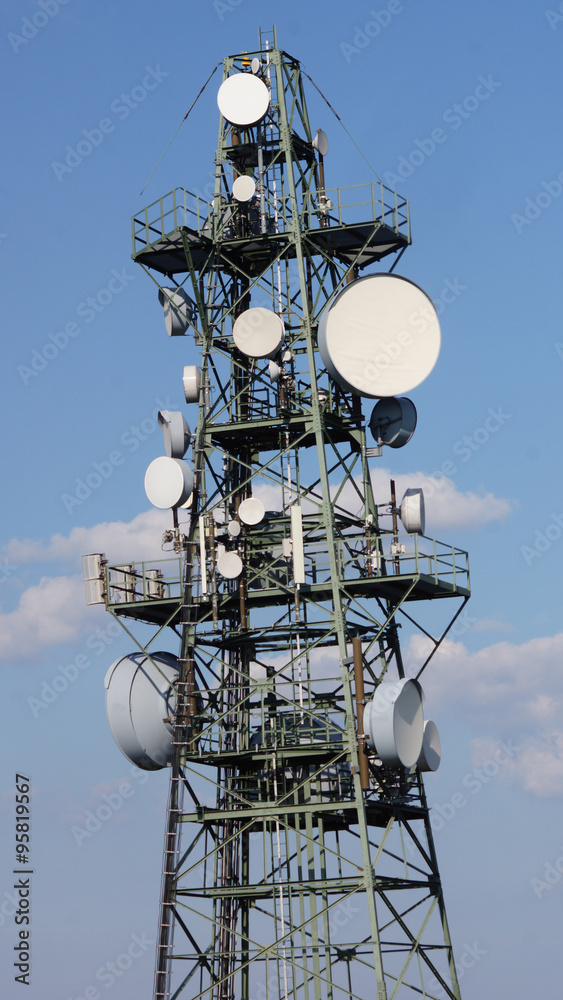 Fernsehturm mit SAT-Schuesseln Fernsehturm mit SAT-Schuesseln