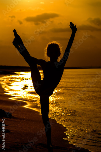 Młoda gimnastyczka przy zachodzie słońca