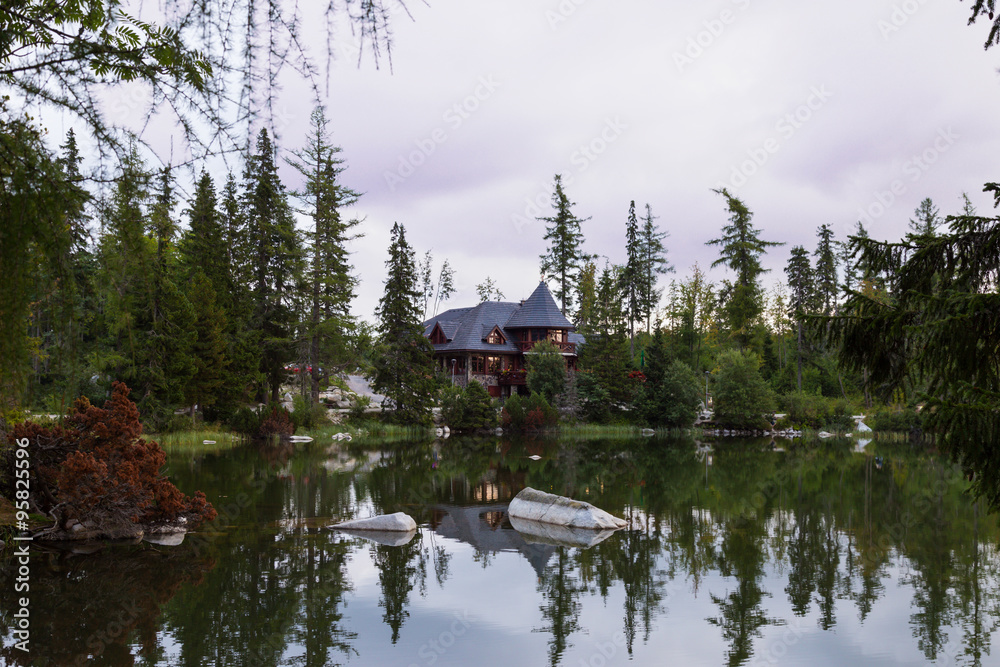 Obraz premium Quiet mountain lake surrounded by forest.