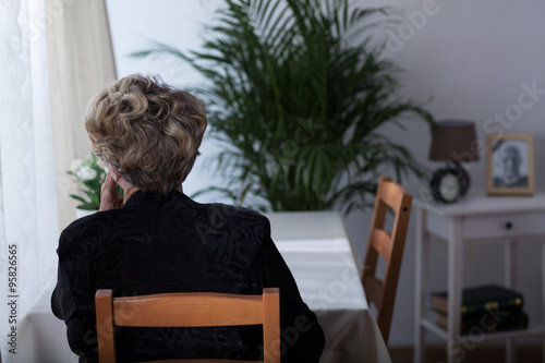 Fotografía Elderly widow sitting alone