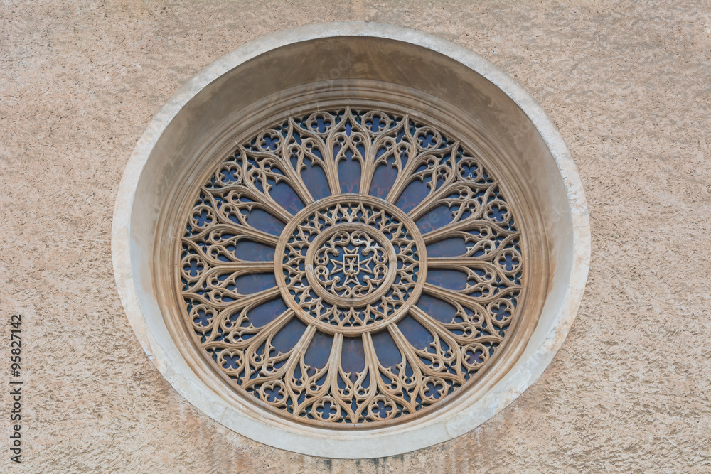Kunstvolles Kirchenfenster, Pollença, Mallorca