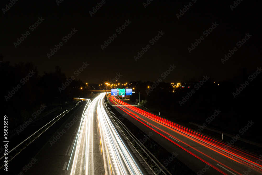 Autobahn mit Lichtstreifen Autobahn mit Lichtstreifen