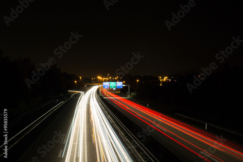 Autobahn mit Lichtstreifen