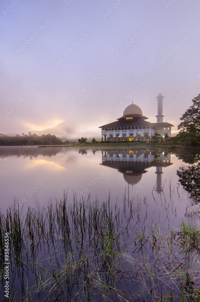 Obraz premium Reflection of a beautiful mosque during blue hour