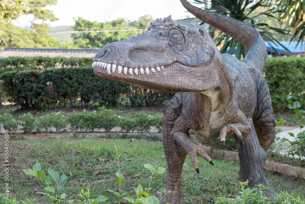 Naklejka premium pomnik dinozaura w parku na świeżym powietrzu