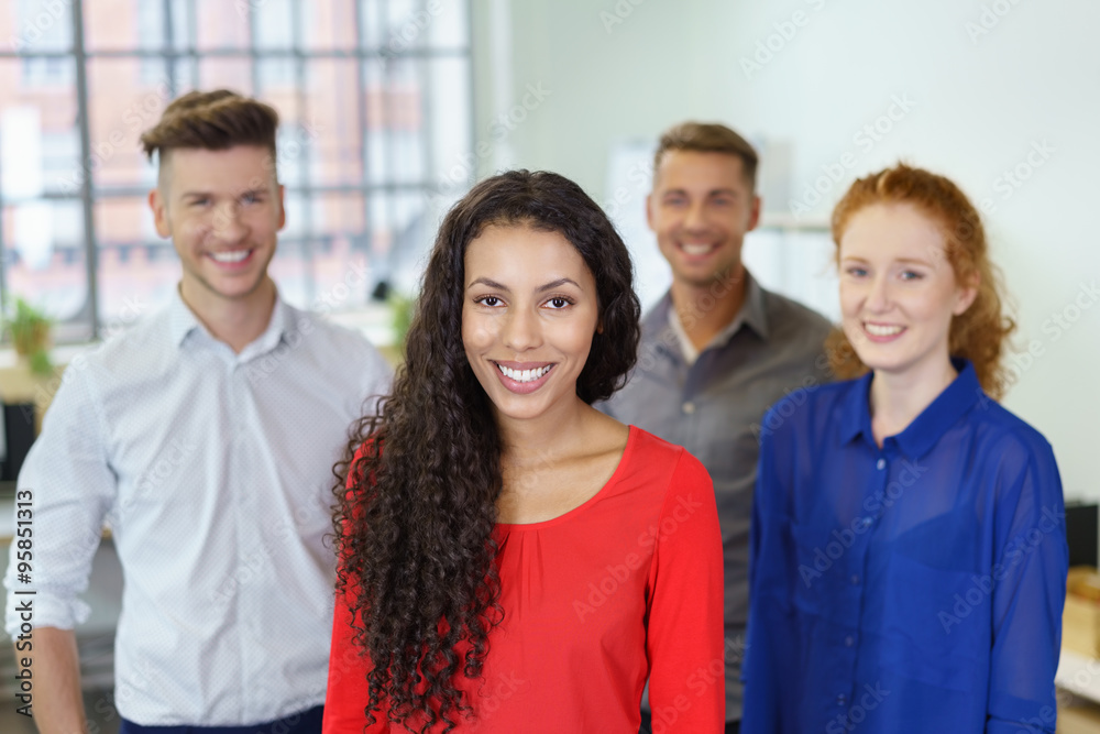 lächelnde junge geschäftsleute am arbeitsplatz lächelnde junge geschäftsleute am arbeitsplatz