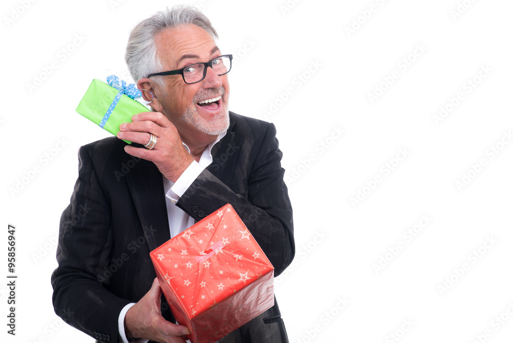 mann ist begeistert über seine weihnachtsgeschenke mann ist begeistert über seine weihnachtsgeschenke