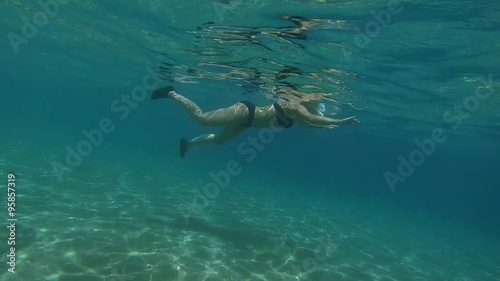 Wallpaper Mural frau bikini in schwarzen schuhen im blauen meer zeitlupe
 Torontodigital.ca