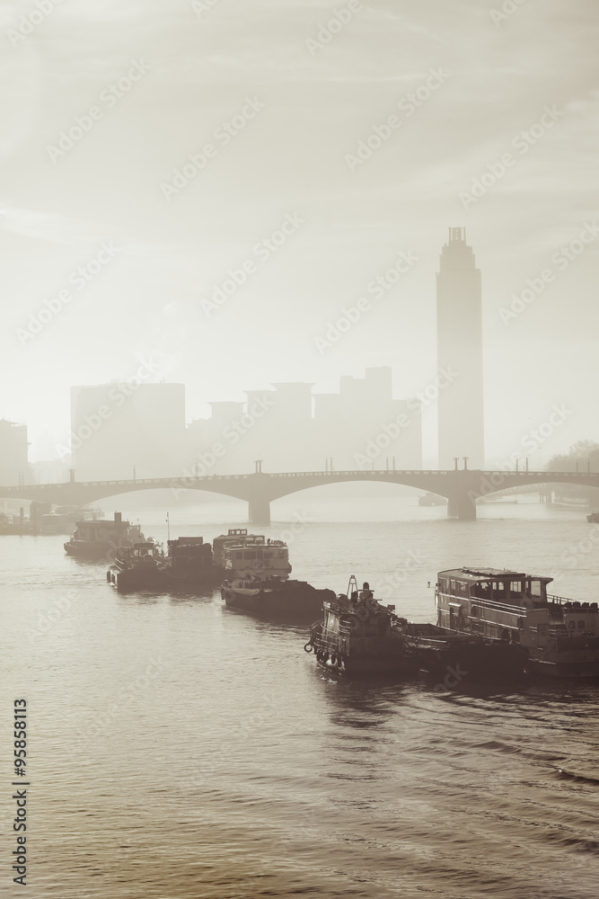 Naklejka premium Heavy fog hits London