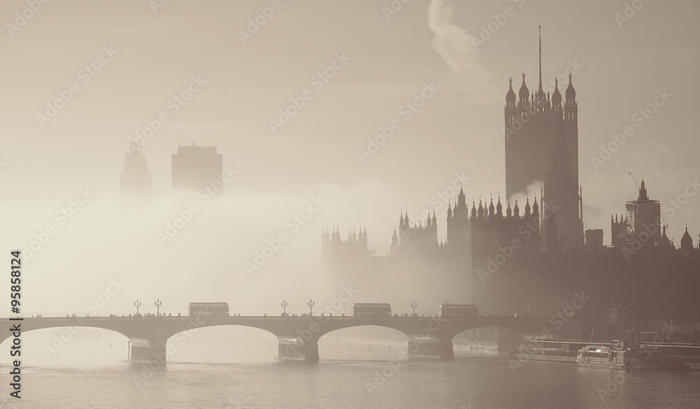 Fototapeta premium Heavy fog hits London