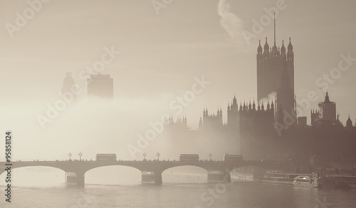 Naklejki na drzwi Ciężka mgła uderza w Londyn