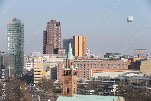 .Blick auf den Potsdamer Platz .Sony Center , Deutsche Bahn Tower , Kollhoff-Tower..

FOTO: FRANK SENFTLEBEN