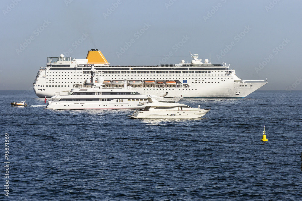 Kreuzfahrtschiffe und Autofähren im Hafen von Neapel