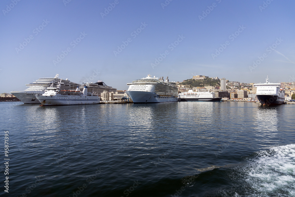 Kreuzfahrtschiffe und Autofähren im Hafen von Neapel