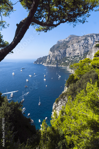 Boote an der Südküste von Capri
