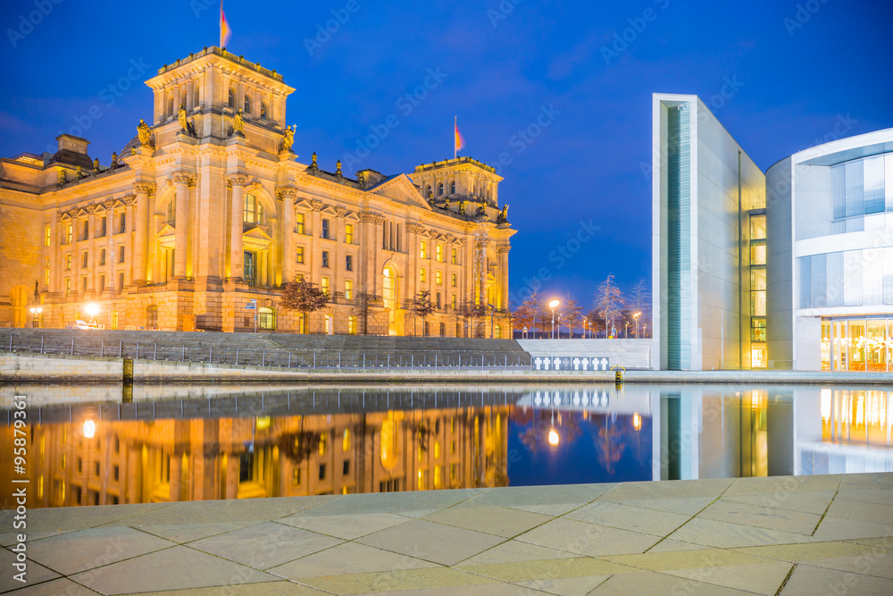 Naklejka premium Berlin Reichstag nocą
