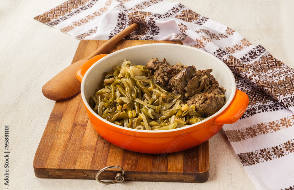 Pan-fried chicken livers with green beans and onions Pan-fried chicken livers with green beans and onions