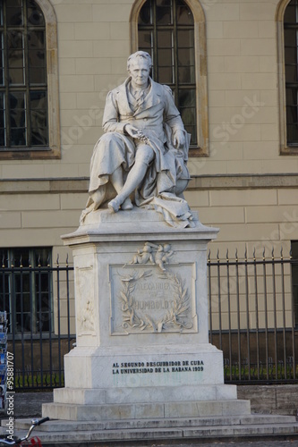 Alexander von Humboldt-Denkmal vor der gleichnamigen Universität