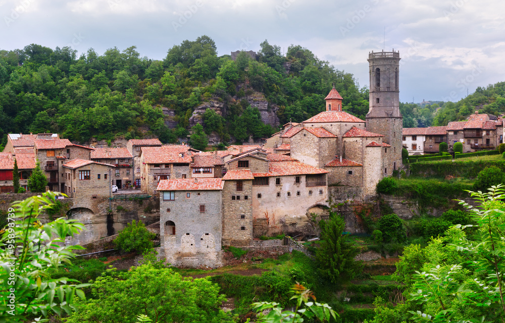 General view of  catalan village - Besalu