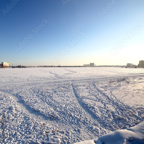 Зимний пейзаж на городском озере.

