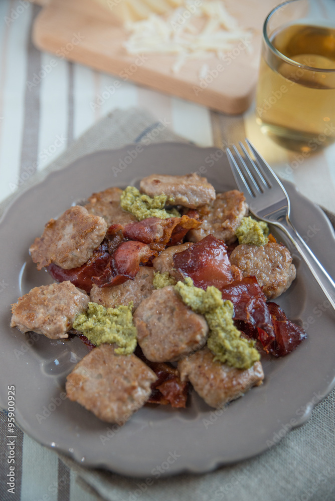 Gnocchi mit Pesto und Speck 