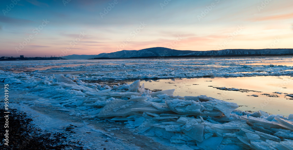Obraz premium Freeze-up in the river by name Cupid. There come the cold, the river freezes.