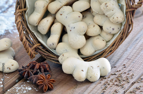 Chräbeli - Anisbögen / Weihnachtsgebäck in Körbchen mit Anis und Sternanis / Nahaufnahme - Makro