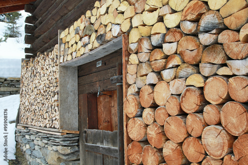 Feuerholzlager am Haus