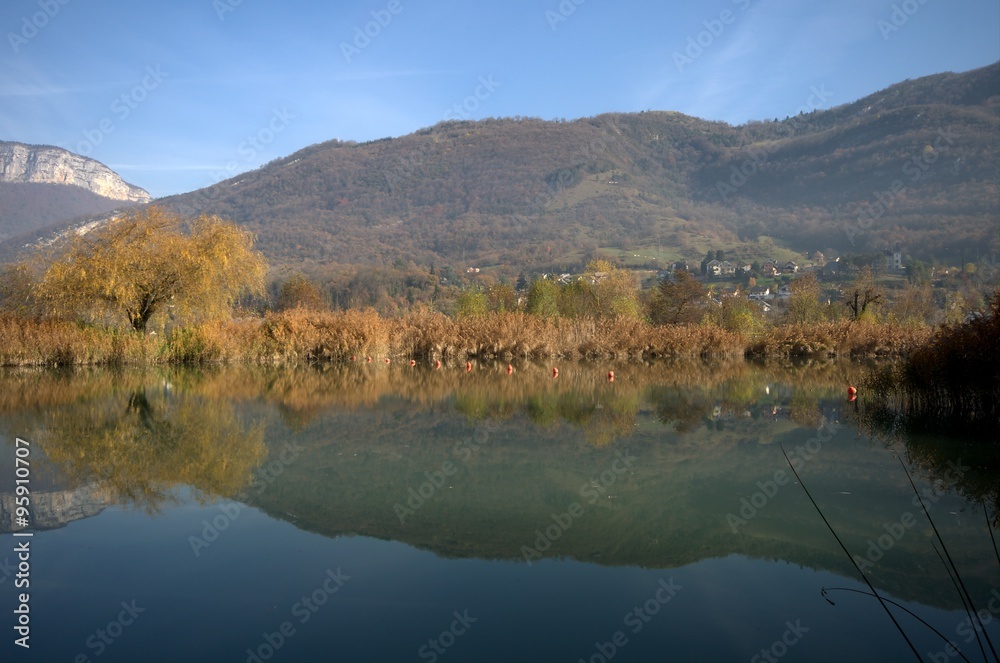 Fototapeta premium Lac de Challes les Eaux - Savoie.