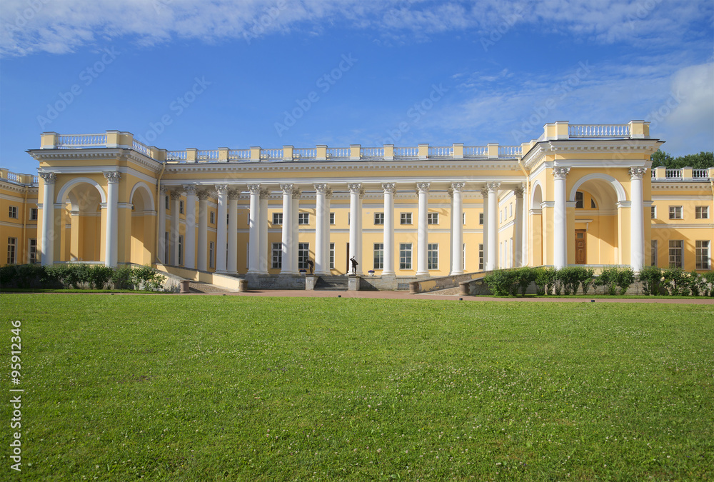 Вид на центральную часть Александровского дворца солнечным июльским днем. Царское Село