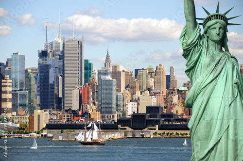 new york city cityscape skyline with statue of liberty © UTBP