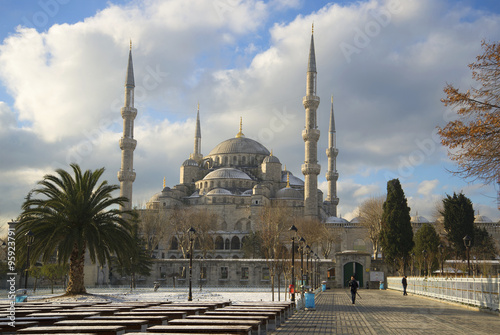 Вид на Голубую мечеть солнечным январским днем. Стамбул, Турция