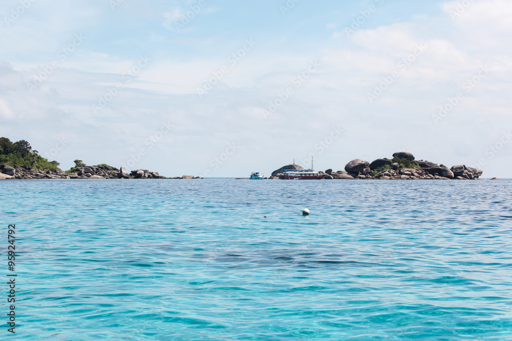 Obraz premium Beautiful sea view, clean water at Similan Islands in Thailand.