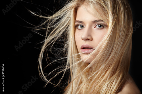 Fotografia Beautiful young blonde girl with flowing hair.
