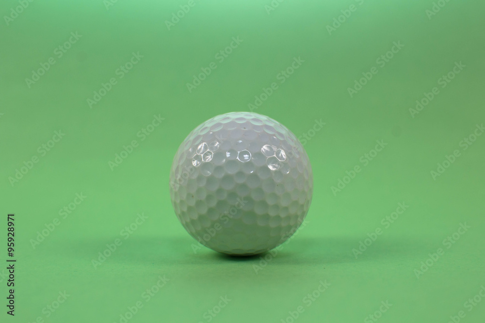 piłka golfowa na zielonym tle  - obrazy, fototapety, plakaty 