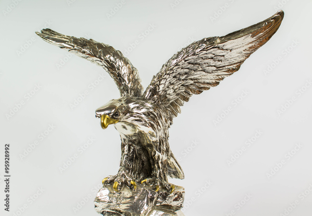 srebrny posąg orła na białym tle - obrazy, fototapety, plakaty 
