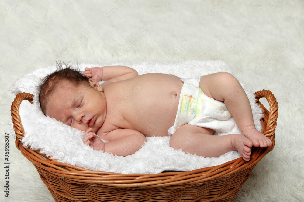 Śpiący noworodek w koszyku, niemowlę. - obrazy, fototapety, plakaty 