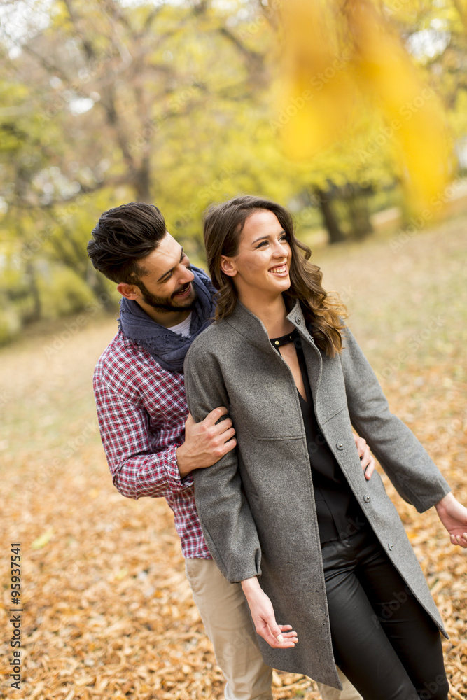 Fototapeta premium Young couple in the autumn park