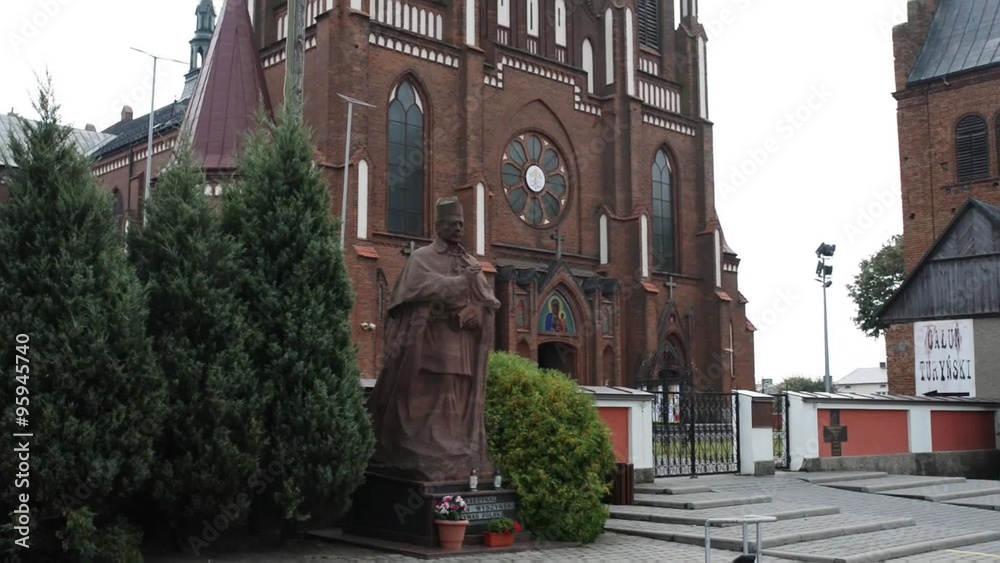 statue-of-cardinal-stefan-wyszynski-prymas-polski-about-collegiate