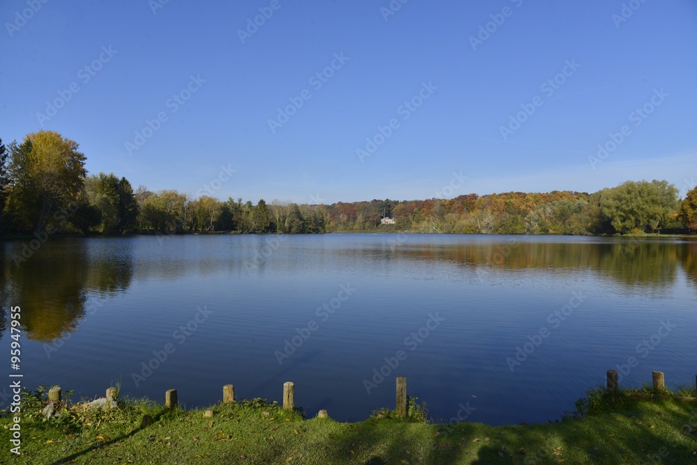 Le grand étang de la Hulpe en automne sous un ciel très clair