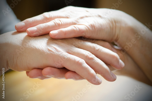 älteres Paar hält sich an den Händen