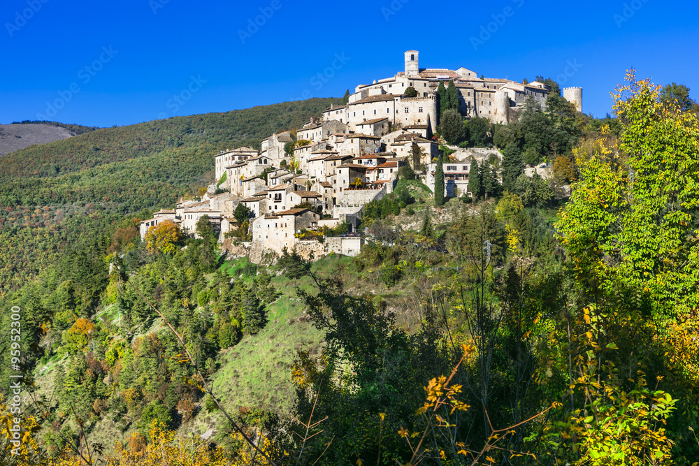 Foto beautiful villages of Italy - Labro in autumn colors